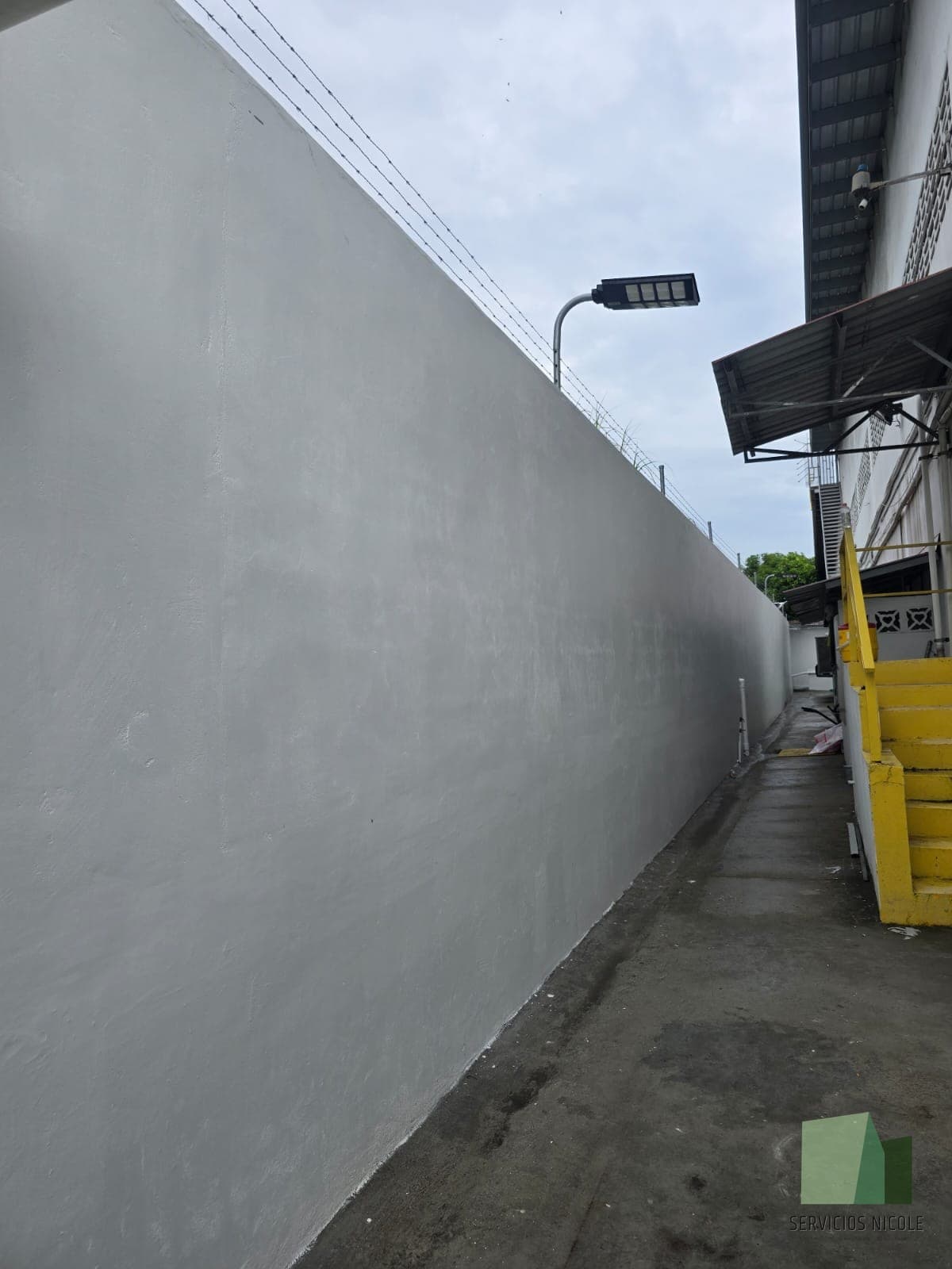 Cerca perimetral de muro