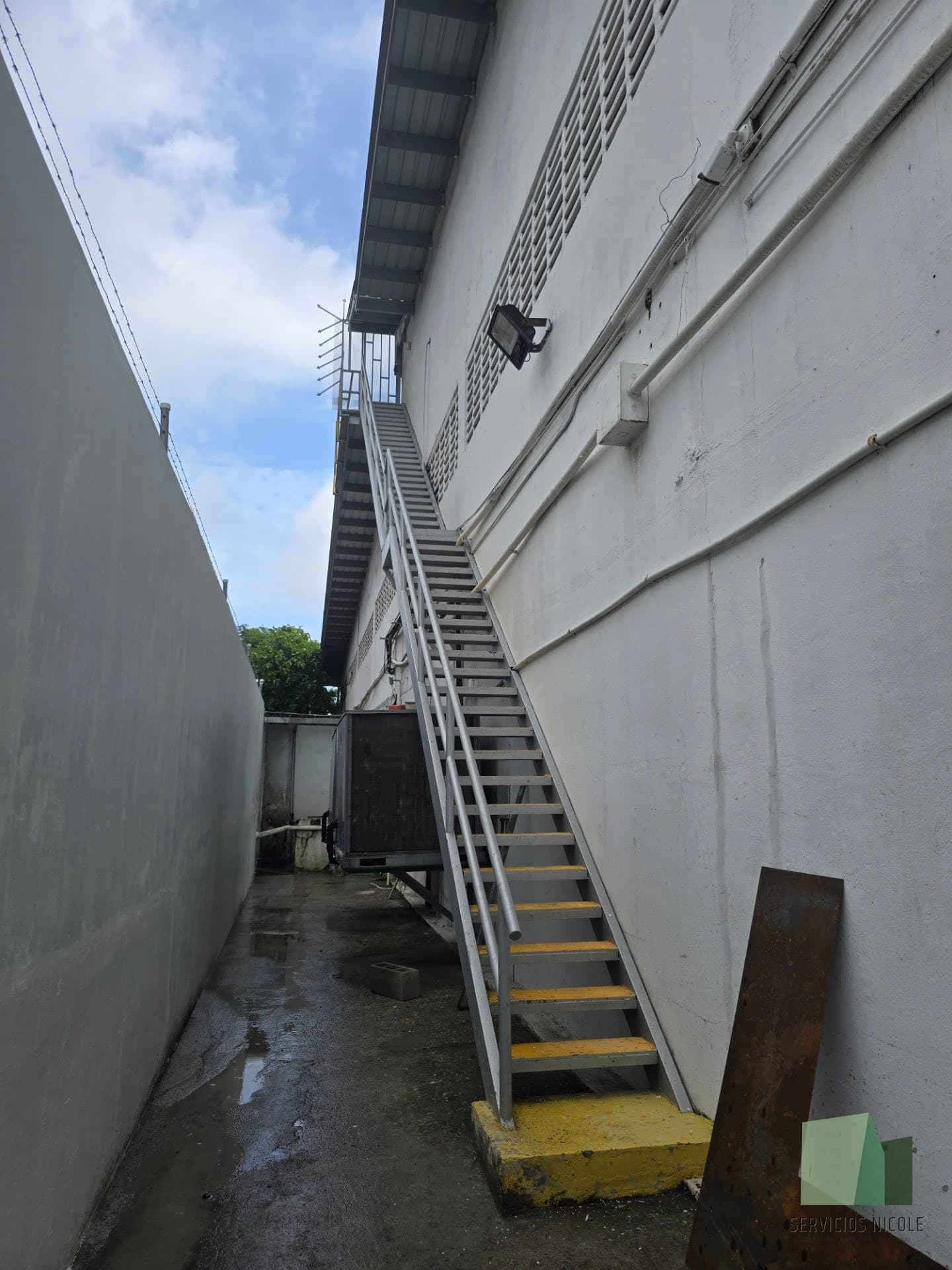 Construcción de Escalera Metálica Exterior para Acceso a Cubierta Principal